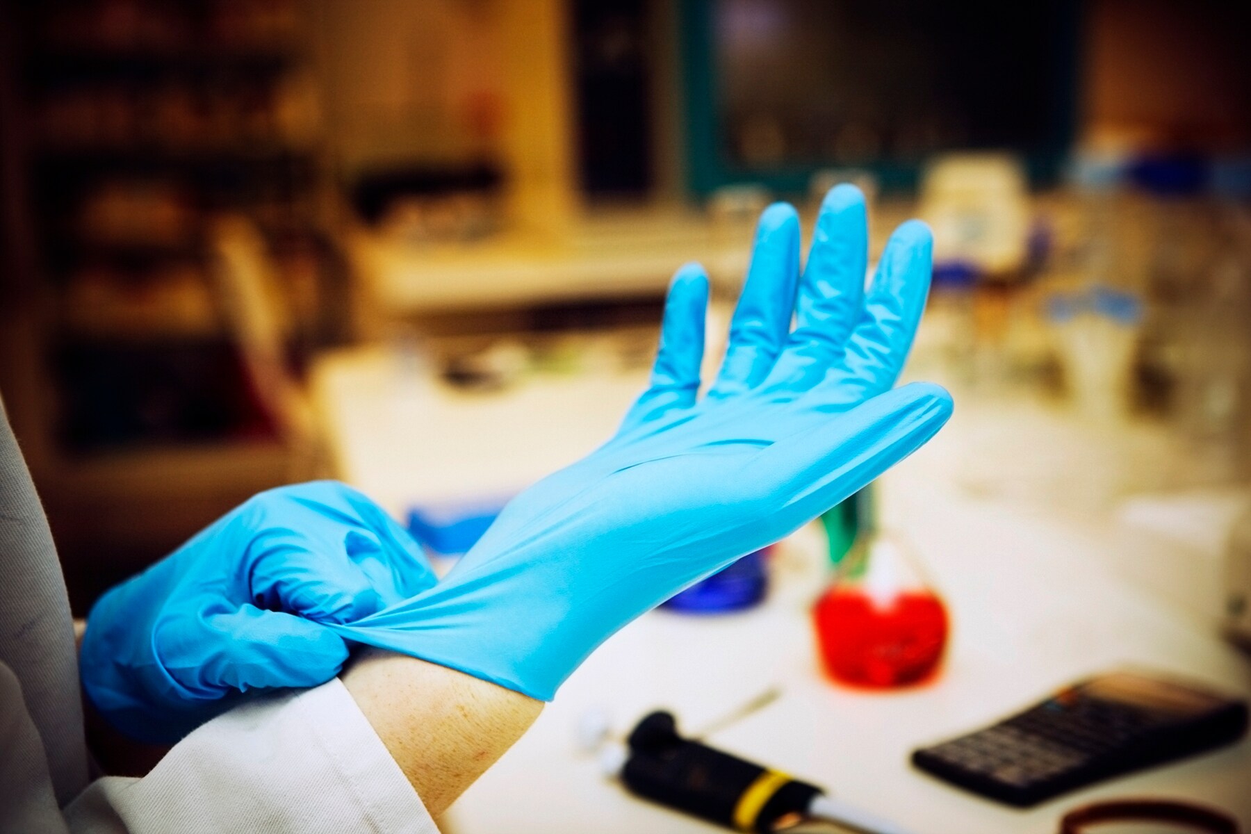 istock-114324899_labglove-1.jpg